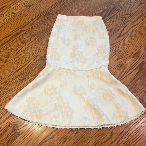V. Chapman Woman’s Floral Skirt Size 0 - Picture 2 of 5